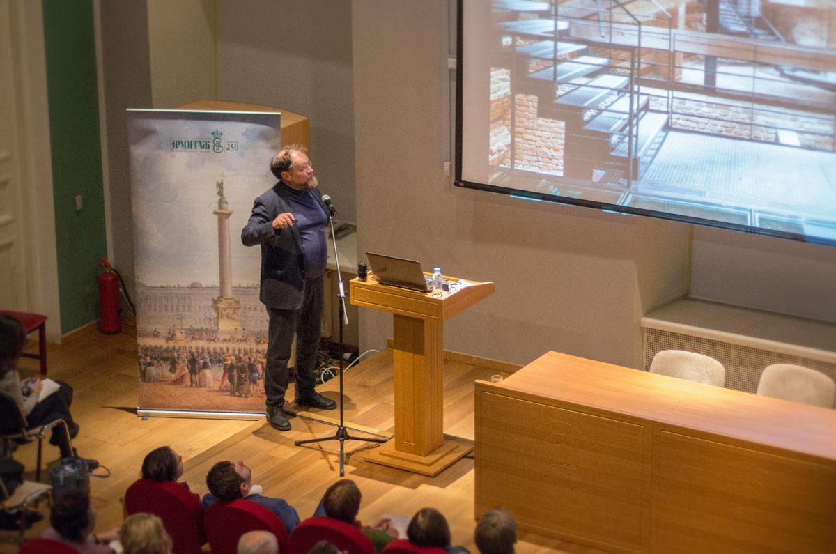 Speech by N. Yavein in the Lecture Hall of the General Staff of the State Hermitage Museum with a lecture on museum projects of the Architectural Bureau "Studio 44"